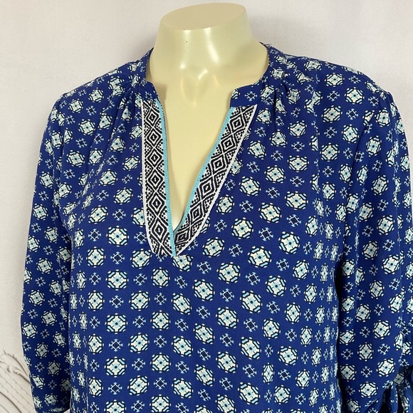 Society Girl Roll Tab Sleeves Blouse Women’s Small HiLo Hem Blue Geometric - Picture 2 of 4